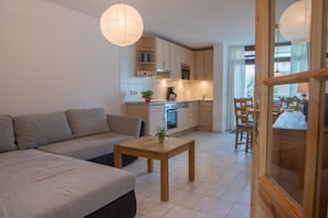 Apartment | Wohnzimmer | Fernseher, DVD-Player