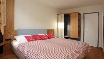 2 bedrooms, cots/infant beds, free WiFi
