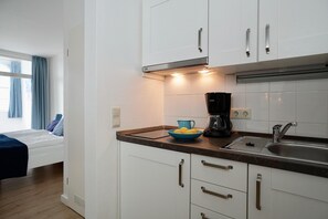 Apartment ( Ferienappartement Granitz 16) | Eigene Küche | Kühlschrank, Hochstuhl