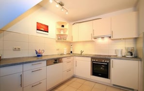 Apartment | Eigene Küche | Kühlschrank, Herdplatte, Geschirrspüler