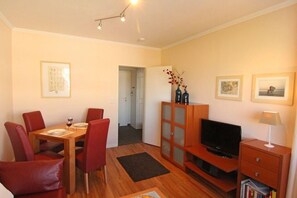 Apartment | Wohnzimmer | Fernseher, DVD-Player