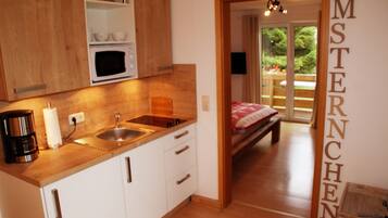 Apartemen | Dapur pribadi | Lemari es, microwave, kompor, dan mesin pembuat kopi/teh