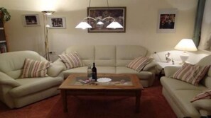 Apartment | Wohnzimmer | Fernseher, DVD-Player