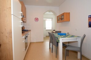 Appartement (Dr.Stein) | Cuisine privée | Réfrigérateur, chaise haute