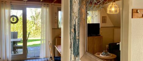 Bungalow, 3 habitaciones, balcón, vista al jardín | Interior