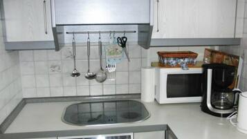 Apartment (Appartement 113) | Private kitchen | Fridge