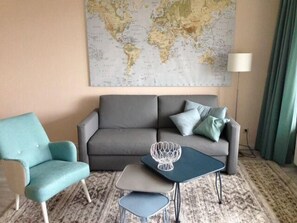 Apartment | Wohnzimmer | Fernseher, DVD-Player