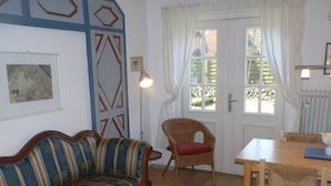 Apartment | Living room | TV - Ferienwohnung auf Föhr / Whg. Gartenwohnung (Nieblum)