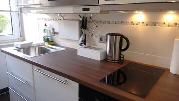 Apartment (2-Zimmer-ParterreWohnung WF) | Private kitchen | Fridge, cookware/dishes/utensils