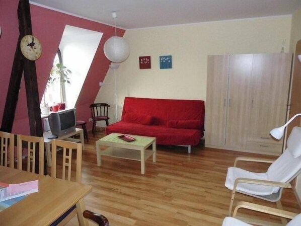 Apartment | Living room | TV - Sehr Schöne 4 Raum Maisonette-fewo mit 100qm + Zentral & Preiswert - T9 (Dresden)