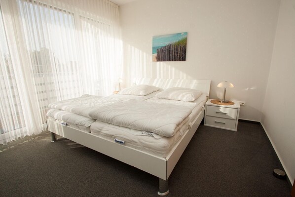 3 عدّة غرف نوم وأسرّة أطفال/رضّع