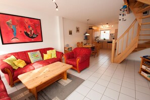 Apartment | Wohnzimmer | Fernseher, DVD-Player