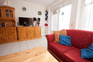 Apartment | Wohnzimmer | Fernseher, DVD-Player