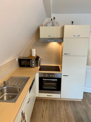 Apartment (Haus Deckstein - Ferienwohnung OG ) | Private kitchen | Fridge