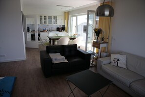 Apartment | Wohnzimmer | Fernseher, DVD-Player