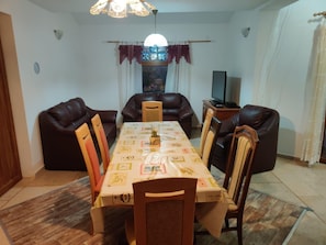 Villa | Cocina privada | Refrigerador, microondas, parrilla de estufa y lavavajillas 