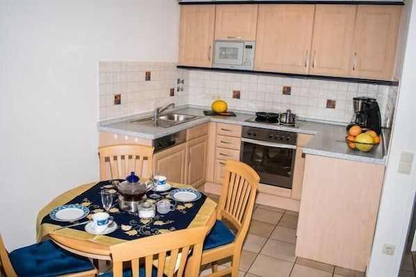 Apartment (Ferienwohnung Bäumer) | Eigene Küche | Kühlschrank, Mikrowelle, Herdplatte, Geschirrspüler