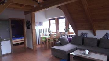 Apartment (Ferienwohnung Kribitz Hodenhagen) | Living room | TV