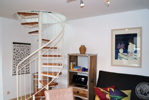 公寓 | 客厅 | 电视、DVD 播放器