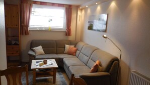 Apartment | Living room | TV - Ferienwohnung Dienst am Steinhuder Meer 1 (Hagenburg)