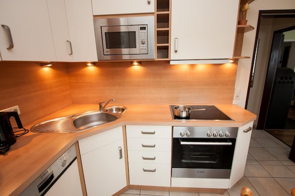 Apartment | Eigene Küche | Kühlschrank, Mikrowelle, Herdplatte, Geschirrspüler