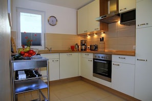 Ferienhaus | Eigene Küche | Kühlschrank, Mikrowelle, Herdplatte, Geschirrspüler