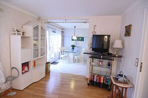 Apartment | Wohnzimmer | Fernseher, DVD-Player