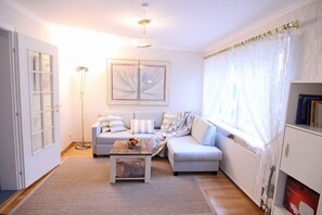 Apartment | Wohnzimmer | Fernseher, DVD-Player