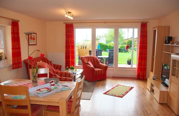 Apartment | Living room | TV, DVD player