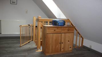 2 bedrooms, cots/infant beds, free WiFi