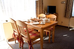 Apartment | Eigene Küche | Kühlschrank, Mikrowelle, Herdplatte, Wasserkocher mit Kaffee-/Teezubehör