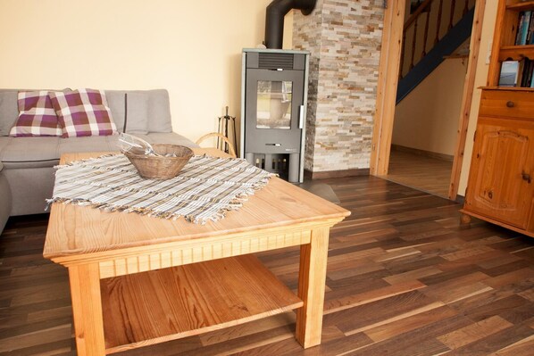 Apartment | Wohnzimmer | Fernseher, Kamin