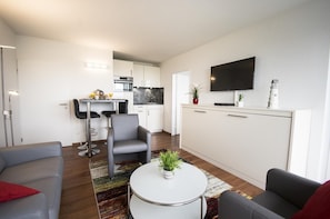 Apartment | Wohnzimmer | Fernseher, DVD-Player