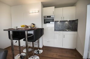 Apartment | Eigene Küche | Kühlschrank, Herdplatte, Geschirrspüler