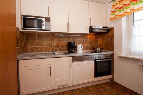 Refrigerador, microondas, placa de cocina, lavavajillas