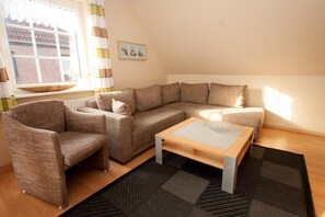 Apartment | Living room | TV - Ferienwohnung in Carolinensiel für 6 Personen und ein Kleinkind 50039 (Wittmund)