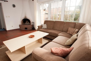 Apartment | Wohnzimmer | Fernseher, Kamin, DVD-Player