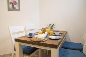 Apartment | Eigene Küche | Kühlschrank, Mikrowelle, Herdplatte, Wasserkocher mit Kaffee-/Teezubehör