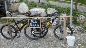 A gravel path with a bicycle and a sign reading "Pferd Parkplatz". - Ehlershus (Reit im Winkl)
