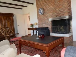 Ferienhaus | Wohnzimmer | Fernseher, Kamin