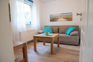 Apartment | Wohnzimmer | Fernseher, DVD-Player