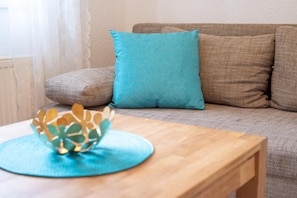 Apartment | Wohnzimmer | Fernseher, DVD-Player