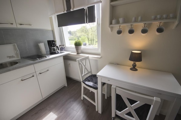 Apartment | Eigene Küche | Kühlschrank, Herdplatte, Wasserkocher mit Kaffee-/Teezubehör