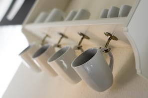 Apartment | Eigene Küche | Kühlschrank, Herdplatte, Wasserkocher mit Kaffee-/Teezubehör