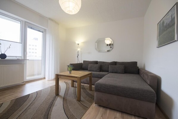 Apartment | Wohnzimmer | Fernseher, DVD-Player