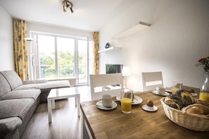 Apartment | Wohnzimmer | Fernseher, DVD-Player