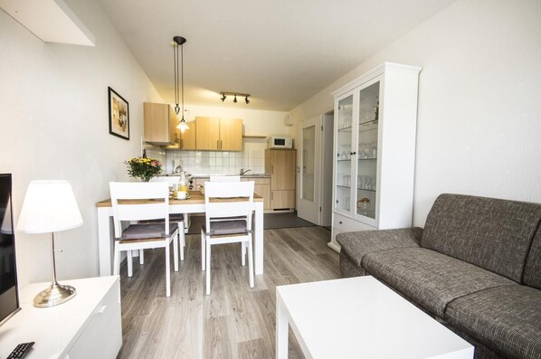 Apartment | Wohnzimmer | Fernseher, DVD-Player