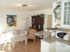 Apartment | Wohnzimmer | Fernseher, DVD-Player