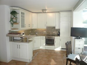 Apartment | Private kitchen | Fridge, microwave, stovetop, dishwasher - Hüs Lörki App.1 (Sylt)