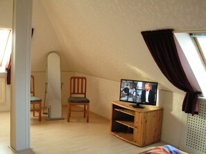 Apartment | Wohnzimmer | Fernseher, DVD-Player